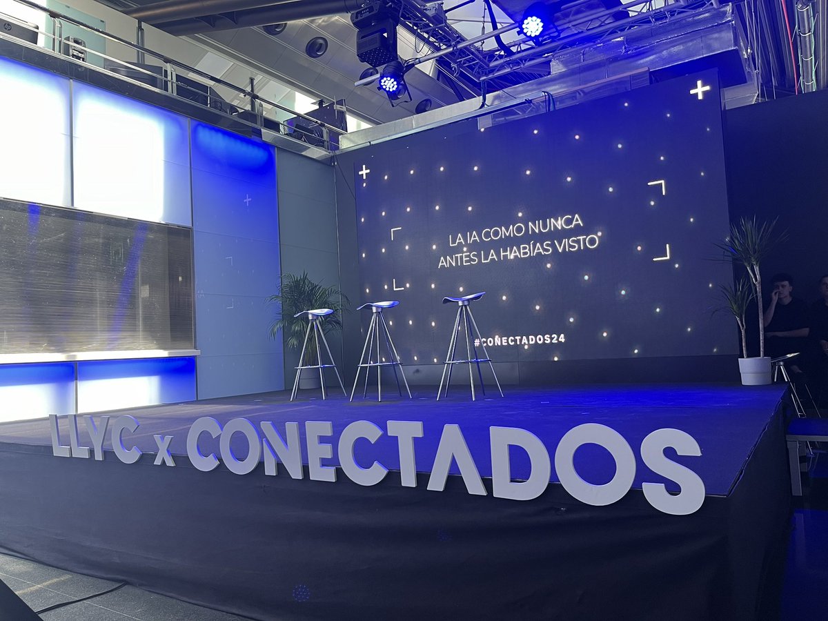 ¡Estamos en Conectados, de @mkdirecto ! 👏🏻 En unos minutos @soynuriamolina moderará la última mesa del evento para hablar sobre la evolución de la IA. #Conectados24