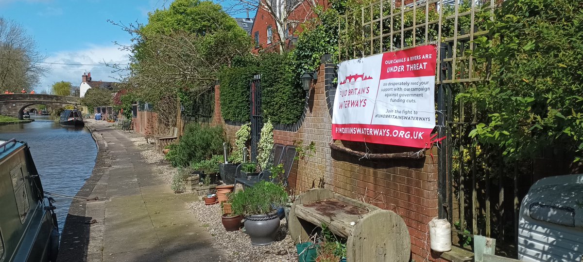 Lovely sunshine at #Gnosall on the Shropshire Union Canal, with a #FundBritainsWaterways banner flying the flag for the future of our #waterways