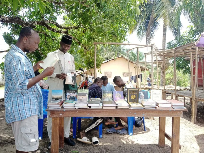 AMJ_Liberia's tweet photo. #Bookstall organised by the #AhmaddiyaMuslim Jama'at #Tubmanburg #Bomi County,  #Liberia  🇱🇷 
#ahmadiyya_liberia #Tablig #islam #peace #education #religion https://t.co/VX1Abx26d4