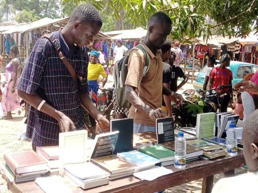 AMJ_Liberia's tweet photo. #Bookstall organised by the #AhmaddiyaMuslim Jama'at #Tubmanburg #Bomi County,  #Liberia  🇱🇷 
#ahmadiyya_liberia #Tablig #islam #peace #education #religion https://t.co/VX1Abx26d4
