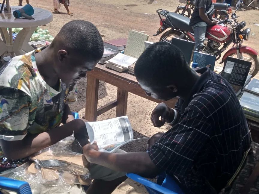 AMJ_Liberia's tweet photo. #Bookstall organised by the #AhmaddiyaMuslim Jama'at #Tubmanburg #Bomi County,  #Liberia  🇱🇷 
#ahmadiyya_liberia #Tablig #islam #peace #education #religion https://t.co/VX1Abx26d4