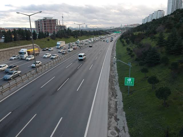berat0ipekci's tweet photo. Yolun sağ tarafında bulunan açık renkli ve beyaz düz çizgi ile ayrılan şeride emniyet şeridi deniyor. Ve bu şerit acelesi olan halk için yapılmadı. https://t.co/9xlIzlpe8i