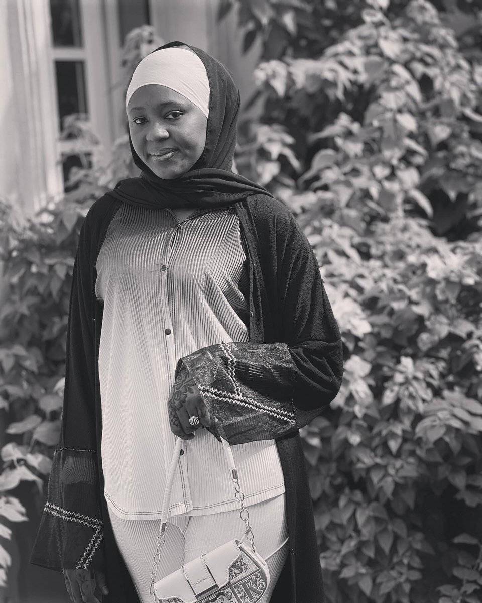 Fateeema_hussai's tweet photo. 💋 https://t.co/O1Hv38orVi