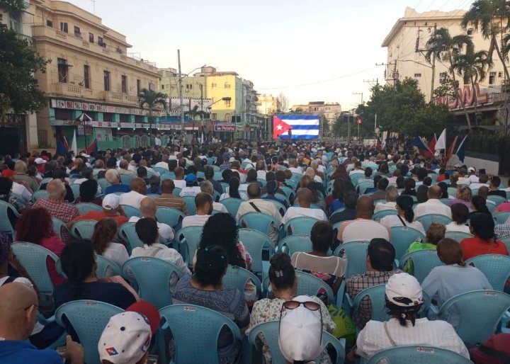 Sigue siendo la única convocatoria que nos llama a defender la soberanía e independencia
Patria o Muerte Venceremos!!!
A 63 años y retumban aún las palabras de #Fidel dónde mismo le hablara a los cubanos
Hoy nos conmueve y emociona para continuar #UnidosXCuba #AduanadeCuba