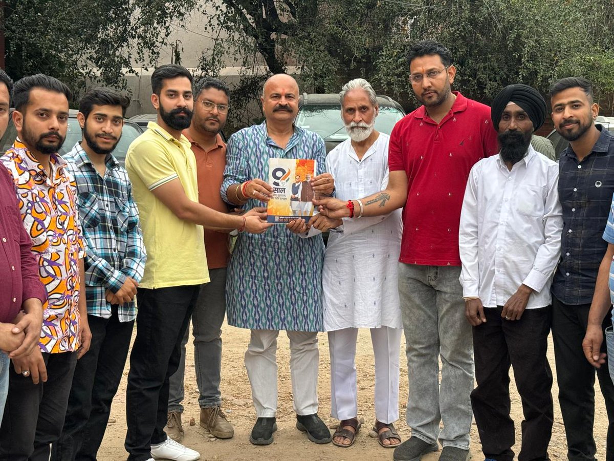 Shared a fantastic book on honourable Prime Minister Sh Narendra Modiji’s achievements in the past 9 years with the dedicated BJP workers .An era which has brought huge change in India especially J&K.