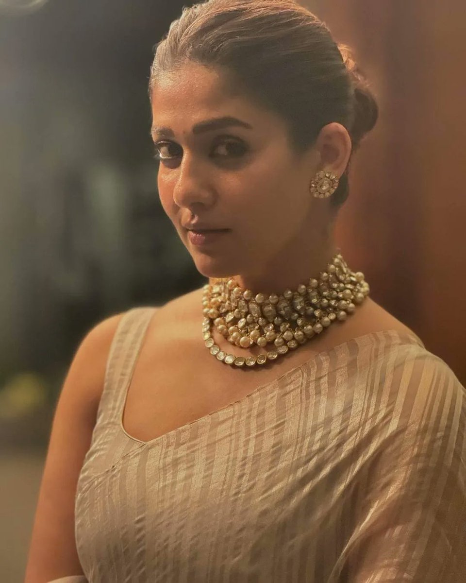 UrbanAsian's tweet photo. Golden hour glow!! 😍❤️
LadySuperstar @nayanthara absolutely gorgeous.
#Nayanthara
#Beautifuldiva #hotdiva #Sexydiva #Bollywood #southasian #urbanasian https://t.co/JiBcjS9jfr
