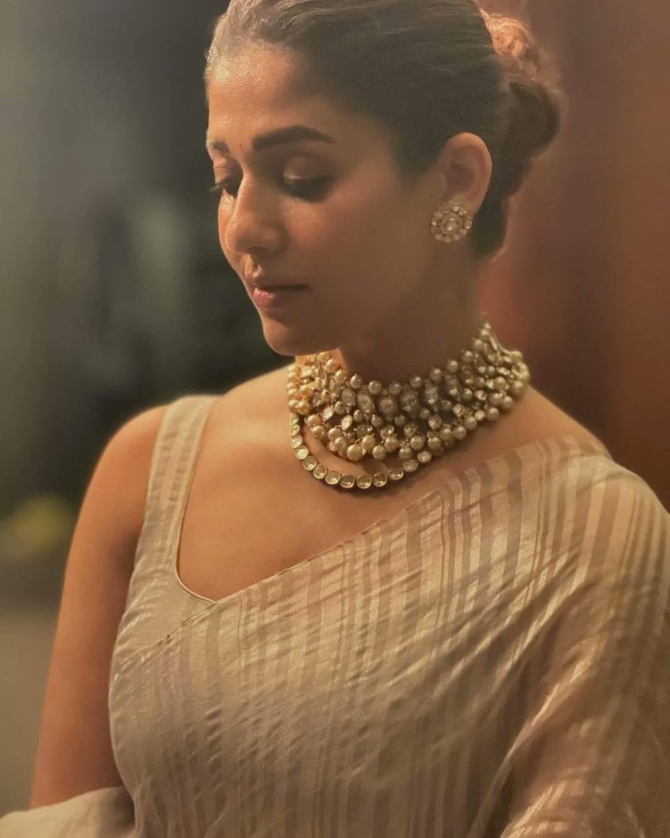UrbanAsian's tweet photo. Golden hour glow!! 😍❤️
LadySuperstar @nayanthara absolutely gorgeous.
#Nayanthara
#Beautifuldiva #hotdiva #Sexydiva #Bollywood #southasian #urbanasian https://t.co/JiBcjS9jfr