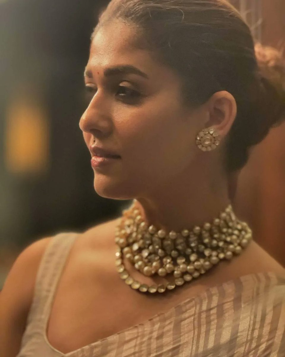 UrbanAsian's tweet photo. Golden hour glow!! 😍❤️
LadySuperstar @nayanthara absolutely gorgeous.
#Nayanthara
#Beautifuldiva #hotdiva #Sexydiva #Bollywood #southasian #urbanasian https://t.co/JiBcjS9jfr