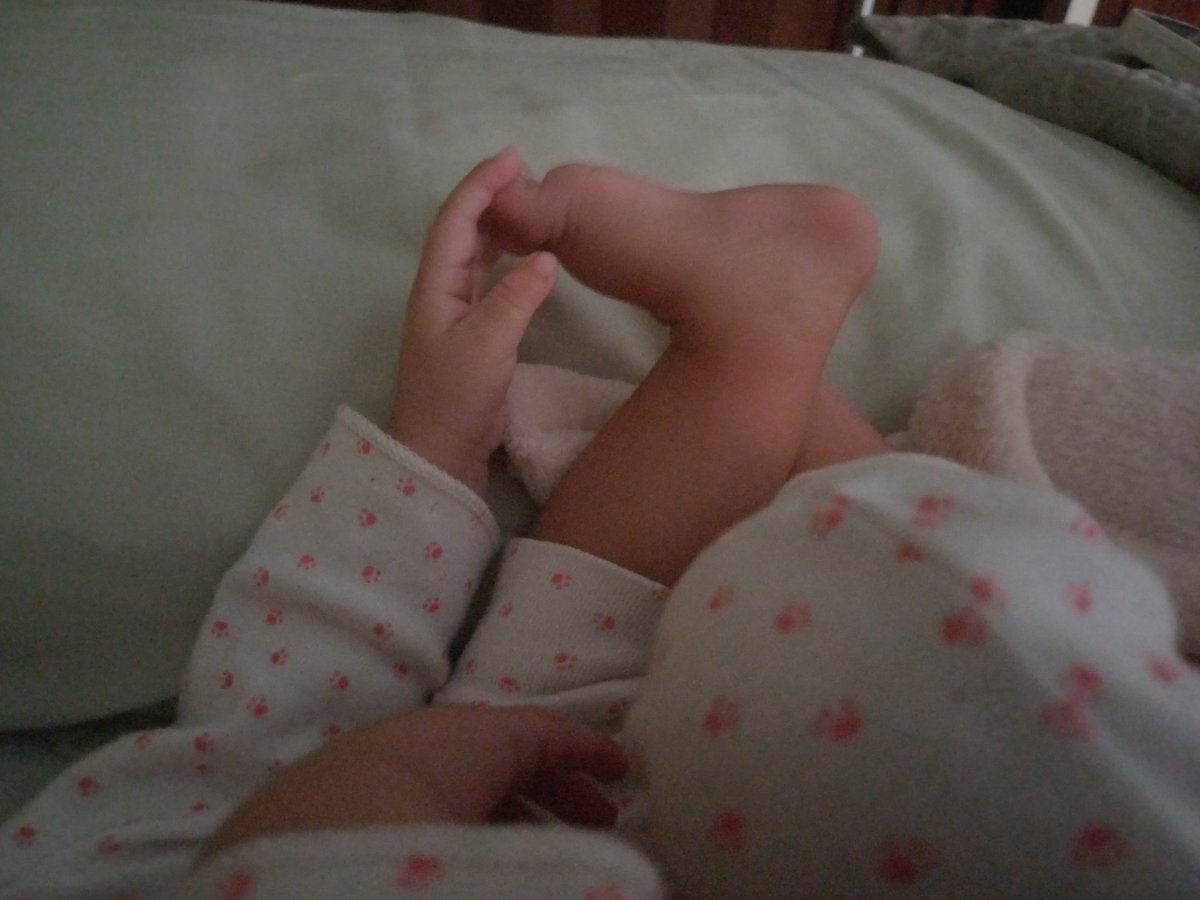 NLAGF's tweet photo. Foto de ahorita 🥹♥️ ella dormida le gusta tocsr sus piesitos 😭♥️ tan hermosa jajaja https://t.co/HiUKotGHxk