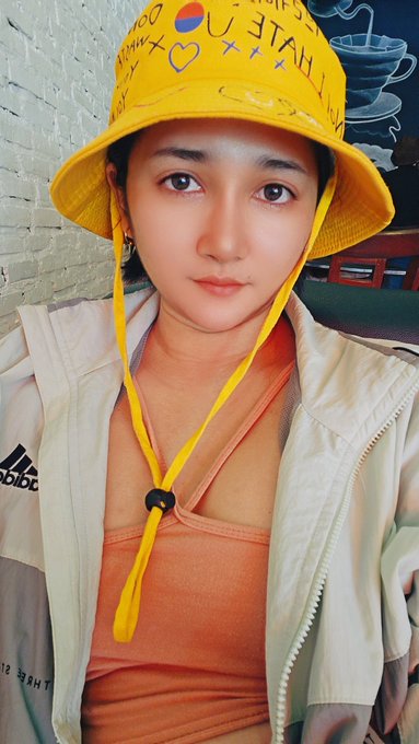 ชอบ พี่แพรว คิดถึงพี่แพรว  สักพัก มี ยี่สิบไหมพี่ เน็ตหมด แหมมมม......  ได้โปรดได้ไปไกลๆไม่อยากพรากผู้เยาว์<a href="/tag/%E0%B8%AA%E0%B8%A7%E0%B8%A2%E0%B8%82%E0%B8%A2%E0%B8%B5%E0%B9%89%E0%B9%83%E0%B8%88"class="tags"><span>#สวยขยี้ใจ</span></a>