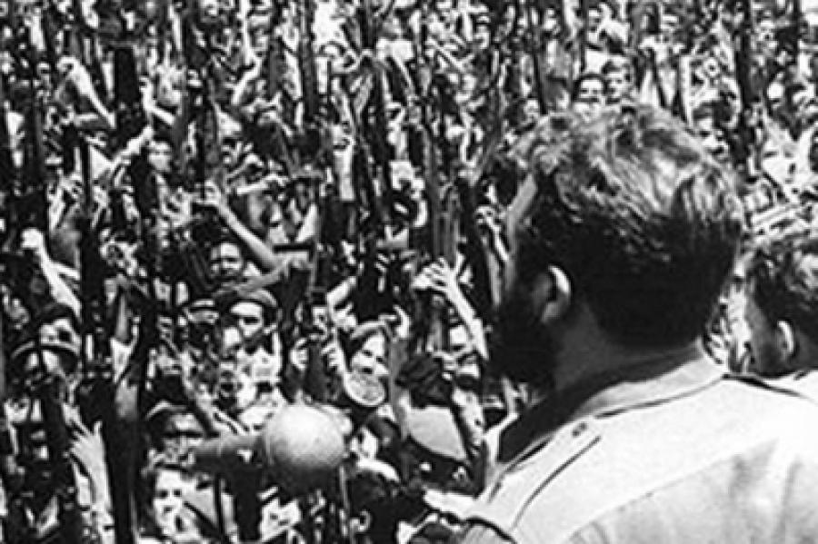 #CubaViveEnSuHistoria🇨🇺Un día como hoy, pero de 1961 el Comandante en Jefe Fidel Castro habló al pueblo cubano durante el sepelio a los caídos en defensa de la nación y proclamó ante el mundo el carácter socialista de la naciente Revolución cubana.