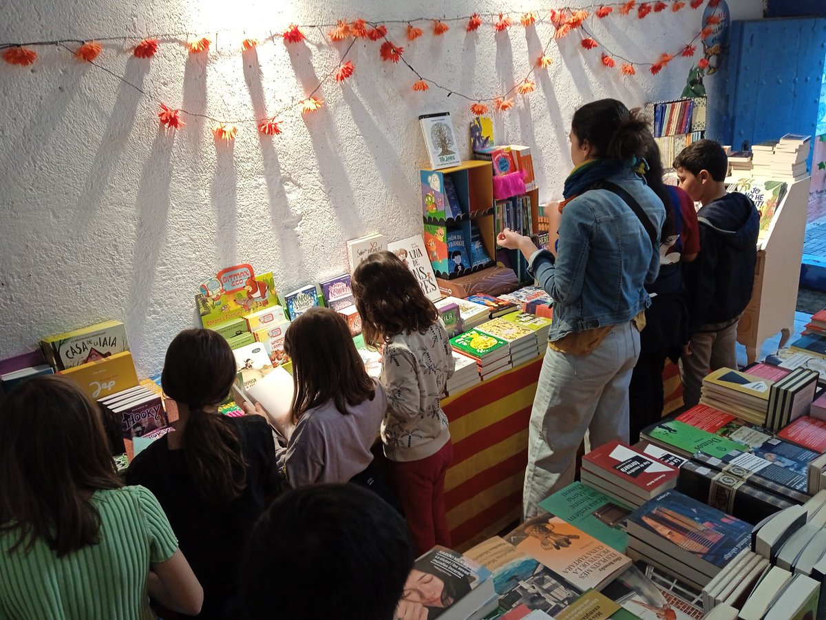 PebreNegre_llib's tweet photo. Avui ens ha visitat l'escola Dovella📚 i hem compartit recomanacions de llibres!! #FemBarri #BonesLectures #SantJordi2024 https://t.co/bjKKOC3bgr