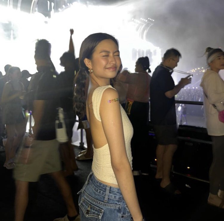 lallainx's tweet photo. ashley del mundo with @Crocs in thailand 🇹🇭 https://t.co/nqJIBmR8HW