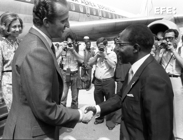La subasta de más de 300 libros de la biblioteca personal de Léopold Sédar Senghor, poeta y primer presidente de Senegal, prevista para este martes en Caen (Francia), fue "suspendida" tras pedir el Gobierno senegalés negociar su adquisición, confirmaron a EFE fuentes oficiales.