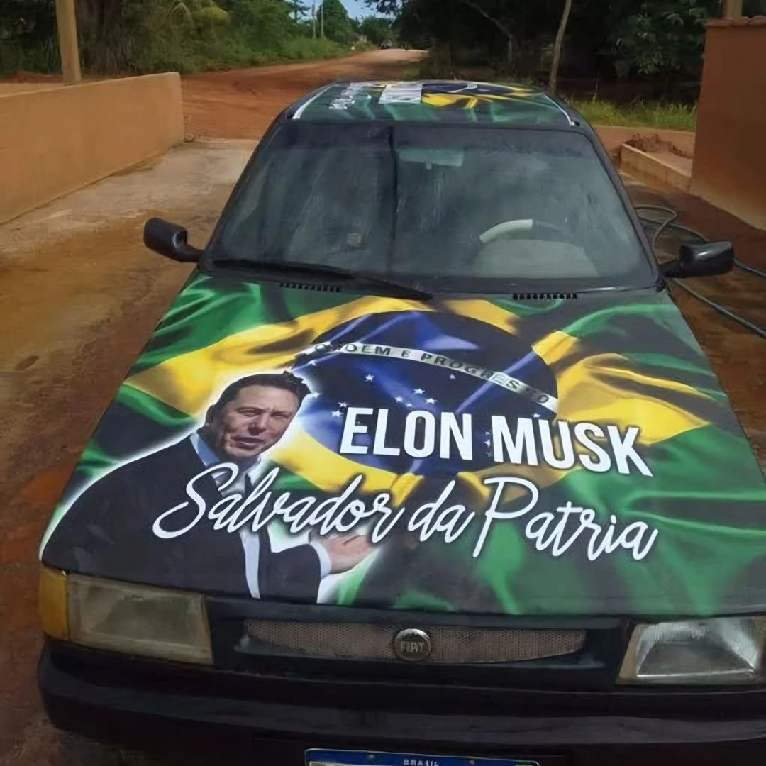 Do crente ao ateu, ninguém explica  o pobre baba ovo de bilionário