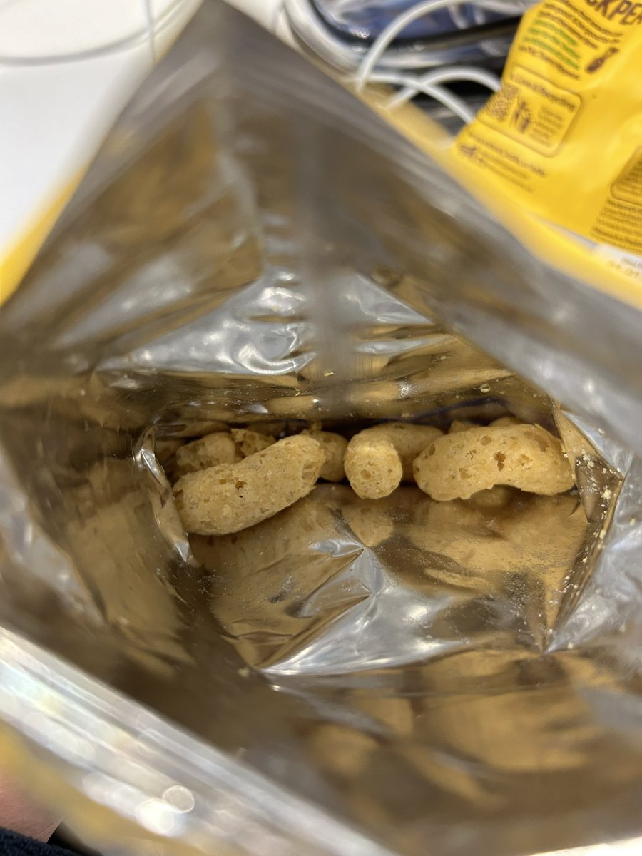 icanminajit's tweet photo. @hippeas_snacks I have just opened this packet… why is there 4.5 puffs in there😭😭 https://t.co/TBaYe1Wga8