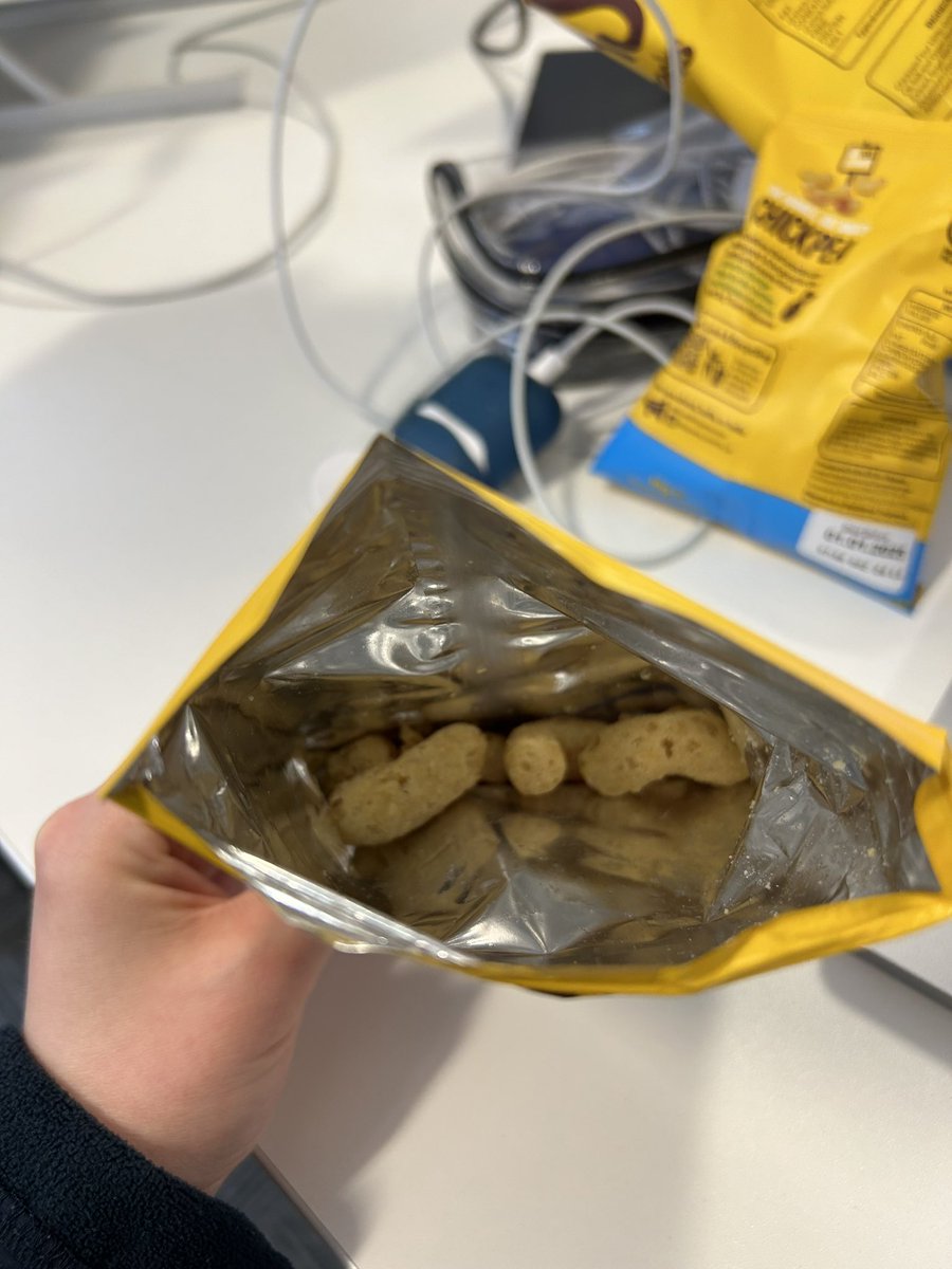 icanminajit's tweet photo. @hippeas_snacks I have just opened this packet… why is there 4.5 puffs in there😭😭 https://t.co/TBaYe1Wga8