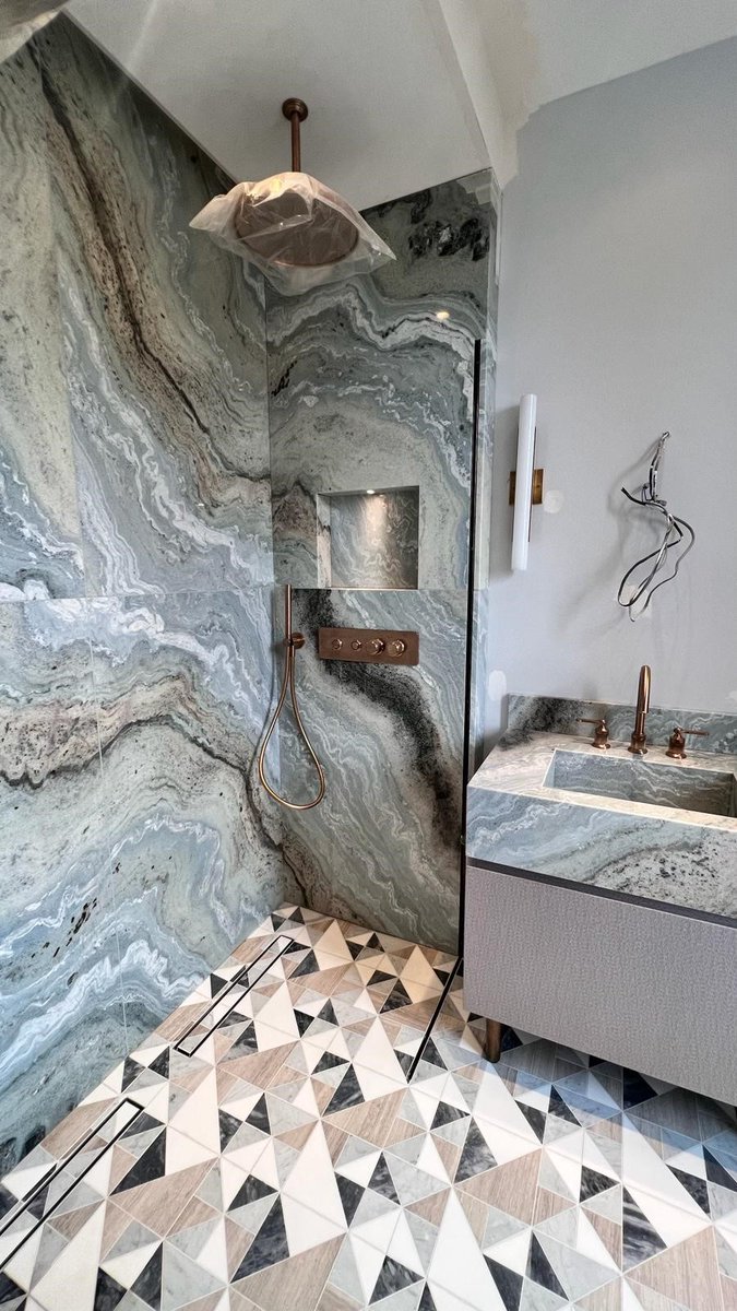 A master bathroom completed in Verde Oasis including mitred edges with a special attention to the vein matching design. 
#interiordesign #interiors #design #interiorarchitecture #verdeoasisgmi #naturalstone #marble #gmi #gmistonework #limestone #onyx #london #luxuryliving