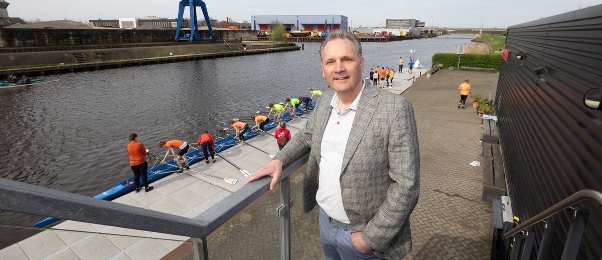 ProvUtrecht's tweet photo. Het vaarseizoen is begonnen en daarmee de drukte op het water. Op 6 april startte de veiligheidscampagne @varendoejesamen. Voorzitter @AndreHeeringa van roeivereniging @rvhemus vertelt. Lees hierover en meer op de provinciepagina in de lokale kranten: https://t.co/Ud2IGmOWtu https://t.co/LnKV6eN3p9
