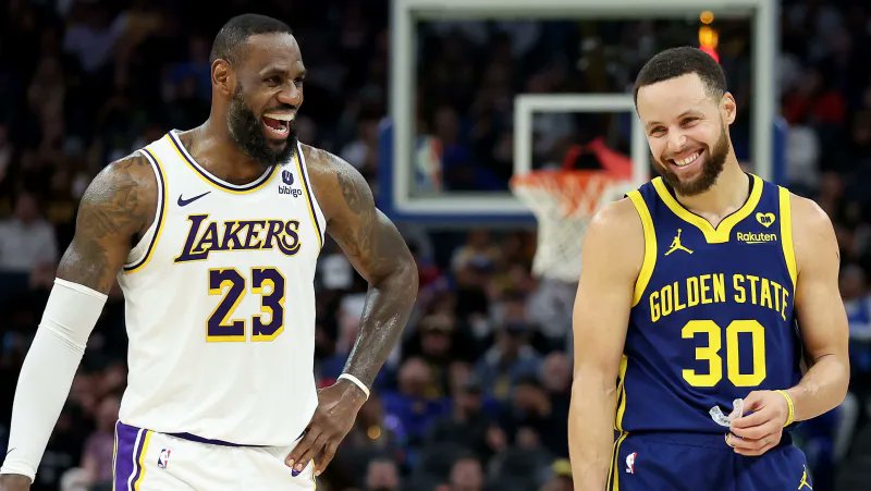 Miuosh_'s tweet photo. 🌊Splash Brothers z @kviatishere 🌊

⚔️Pelicans - Lakers⚔️
🏀LeBron James 🆙16,5 zbiórek + asyst [@ 1.72]
🏀Anthony Davis 🆙2,5 asysty [@ 1.65]
⚔️Sacramento - GSW⚔️
🏀Draymond Green 🆙6,5 asysty [@ 1.95]
🏀Stephen Curry 🆙 29,5 punktów [@ 1.95]

➡️WSZYSTKIE nasze propozycje (te dodatkowe też) na dzisiaj znajdziesz na https://t.co/FE5HT6fBEo pod tym linkiem: https://t.co/LZjZr8uB87 🔗

💸50PLN dla jednego obserwującego, który polubi 🩷 i zrepostuje 🔄posta, jeśli zrobimy 4-0!

‼️Na 200 🩷 + 🔄 (x3) wrzucamy Wam TAŚMĘ z alternatywymi liniami na @eFortunapl. Czas - do 19:00.

1⃣ LeBron James powyżej 16,5 zbiórek + asyst 👇

📊Play-off LeBron wylądował. Dostaliśmy przedsmak, tego co zaprezentuje dzisiaj 3 dni temu w takim samym matchupie. KING James zanotował 17 asyst (8 w pierwszej kwarcie) i 11 zbiórek. W tak ważnym meczu jak dzisiaj, możemy spodziewać się na spokojnie 40+ minut LeBrona. W tym sezonie, przy 40+ minutach gry, wypełniał linię w 5/7 meczach.

LeBron będzie all-over the court. Play-iny charakteryzują się tym, że jest to jeden mecz, który wyłania drużynę, która gra dalej. Mecz o życie i śmierć. W ostatnich 15 meczach, Pelicansi pozwalają na  asysty z SF jako 10 drużyna w lidze, na zbiórki jako 15.

Czego oczekujemy od tego matchupu? Oczywiście LeBron będzie podwajany, potrajany, co tworzy nam sytuację, w których James może stackować asysty. Dodatkowo, w obronie, będzie wraz z Davisem KRÓLEM PAINTA. Zalecamy rzucić przysłowiową "dyszkę" na jego TD.  LeBron prawdopodobnie będzie na Zionie, z jego drive'ami pod kosz, tworzy to bardzo dużo potencjalnych zbiórek. 

2⃣ Anthony Davis powyżej 2,5 asysty 👇

📊Over 51/77 w tym sezonie, over 32/45 z 36 minutami. W dzisiejszych meczach jedna rzecz, której możecie się spodziewać na pewno to mniejsza rotacja ławką. Zawodnicy z pierwszego składu, o ile ktoś nie zgarnie foul-trouble, będą grać praktycznie cały mecz, since play-iny to jedno spotkanie i nie ma miejsca na błąd. 

NOP pozwala na asysty centrom jako CZWARTA drużyna w lidze. Tak jak Lakersi będą podwajać głównych playmakerów (Ziona, Ingrama i McColluma), tak samo Pelicansi będą podwając dwie najważniejsze gwiazdy Lakersów - LeBrona i Davisa. Tworzy to otwarte pozycje w cornerach, gdzie będzie czekał Hachimura i DLO. Spodziewamy się 36+ minut Davisa, 3 "kicki" do rogów to nie problem. 

Asysty z pozycji centra vs NOP:
- Nurkic - 6
- Eubanks - 2
- Zach Collins - 3
- Wendell Carter - 3
- Nurkic - 5
- Moritz Wagner - 1

9/17 centrom vs NOP udało się zrobić swoją linię.

3⃣ Draymond Green powyżej 6,5 asyst 👇

📊Kolena rzecz, której dzisiaj możemy się spodziewać, to ogromne minuty Draymonda. Zacznijmy od tego, że gdy rok temu GSW grało na Sacramento w playoffach (4-3 seria), wypełnił tą linie w 5/6 z meczów play-offowych. Jego potencjalny asysty były ogromne - 24, 7, 14, 15, 17 i 13. 

Jeżeli Draymond dzisiaj wytrzyma ciśnienie, nie wpadnie w szał / foul trouble - powinien zagrać 30 minut. Z Wigginsem, Klayem I Currym w składzie i 30 minutami, wypełnił linię w 10/16 meczy, 8 razy notując aż 10+ asyst!

Spodziewamy się ogromnej ilości pick&rolls w wykonaniu Curry'ego i Draymonda, co prowadzi do tego, że w cornerze czeka Wiggins, Klay i Draymond będzię wyrzucał do nich piłkę. Sacramento jest bardzo dobre w bronieniu c&s i pull-up 3s, Draymond będzie szukał ścinającego do pokolorowanego Jacksona-Davisa czy Wigginsa. Tam muszą szukać swoich sytuacji. 

4⃣ Stephen Curry powyżej 29,5 punktów 👇

📊Kto, jak nie ON? Curry UWIELBIA grać na Sacramento. W 12 meczach na Sacramento z 34+ minutami, Curry wypełniał linię w 8 meczach. Uwaga, jedyne missy (4) to były: 27 punktów, 28 punktów, 29 punktów i 29 punktów. W tym spanie, Curry ma średnią 23 rzutów i 38 minut. Kiedy Curry w tym sezonie rzuca przynajmniej 23 razy, wypełnia linię w 13/19 meczach, rzucając 25+ punktów w 18/19. Jak dobrze wiecie, dzisiaj inicjatywę przejmują liderzy. 

Curry będzie BIEGAŁ dzisiaj po całym korcie, szukając sobie pozycji do odpalenia rakiety za 3. Nie będzie to łatwe, Sacramento wyślę żołnierza, który nie będzie odstępował Stefanowi na krok, ale CURRY to CURRY i on zawsze znajdzie sobie pozycję. W tak ważnym meczu, pociągnie ich. 

🫡🫡🫡