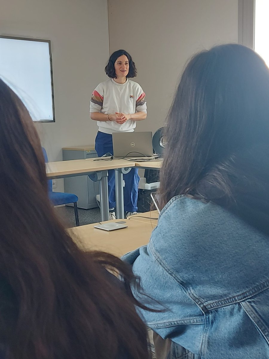 Inria_Bordeaux's tweet photo. Les visites des jeunes filles participant à "Moi #informaticienne, Moi #mathématicienne" #MIMM continuent aujourd'hui au Centre @Inria_Bordeaux !
Au programme : initiation à la #robotique, à l'interaction Humain-Machine #IHM et découverte d'un dispositif de numérisation #3D. https://t.co/Clj0flNSWG