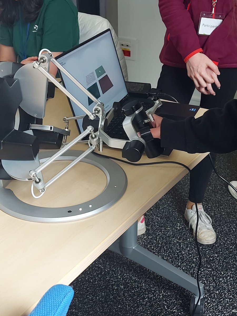 Inria_Bordeaux's tweet photo. Les visites des jeunes filles participant à "Moi #informaticienne, Moi #mathématicienne" #MIMM continuent aujourd'hui au Centre @Inria_Bordeaux !
Au programme : initiation à la #robotique, à l'interaction Humain-Machine #IHM et découverte d'un dispositif de numérisation #3D. https://t.co/Clj0flNSWG