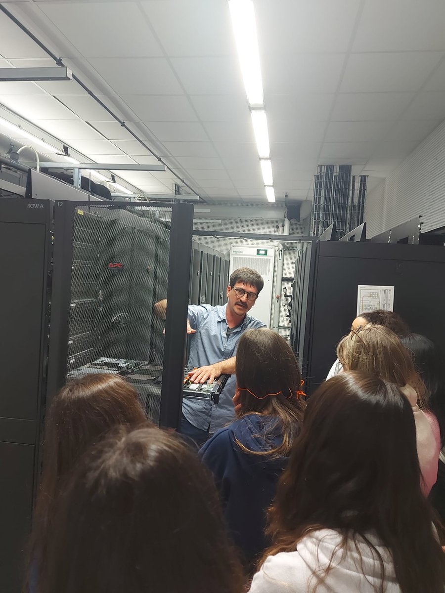 Inria_Bordeaux's tweet photo. Les visites des jeunes filles participant à "Moi #informaticienne, Moi #mathématicienne" #MIMM continuent aujourd'hui au Centre @Inria_Bordeaux !
Au programme : initiation à la #robotique, à l'interaction Humain-Machine #IHM et découverte d'un dispositif de numérisation #3D. https://t.co/Clj0flNSWG