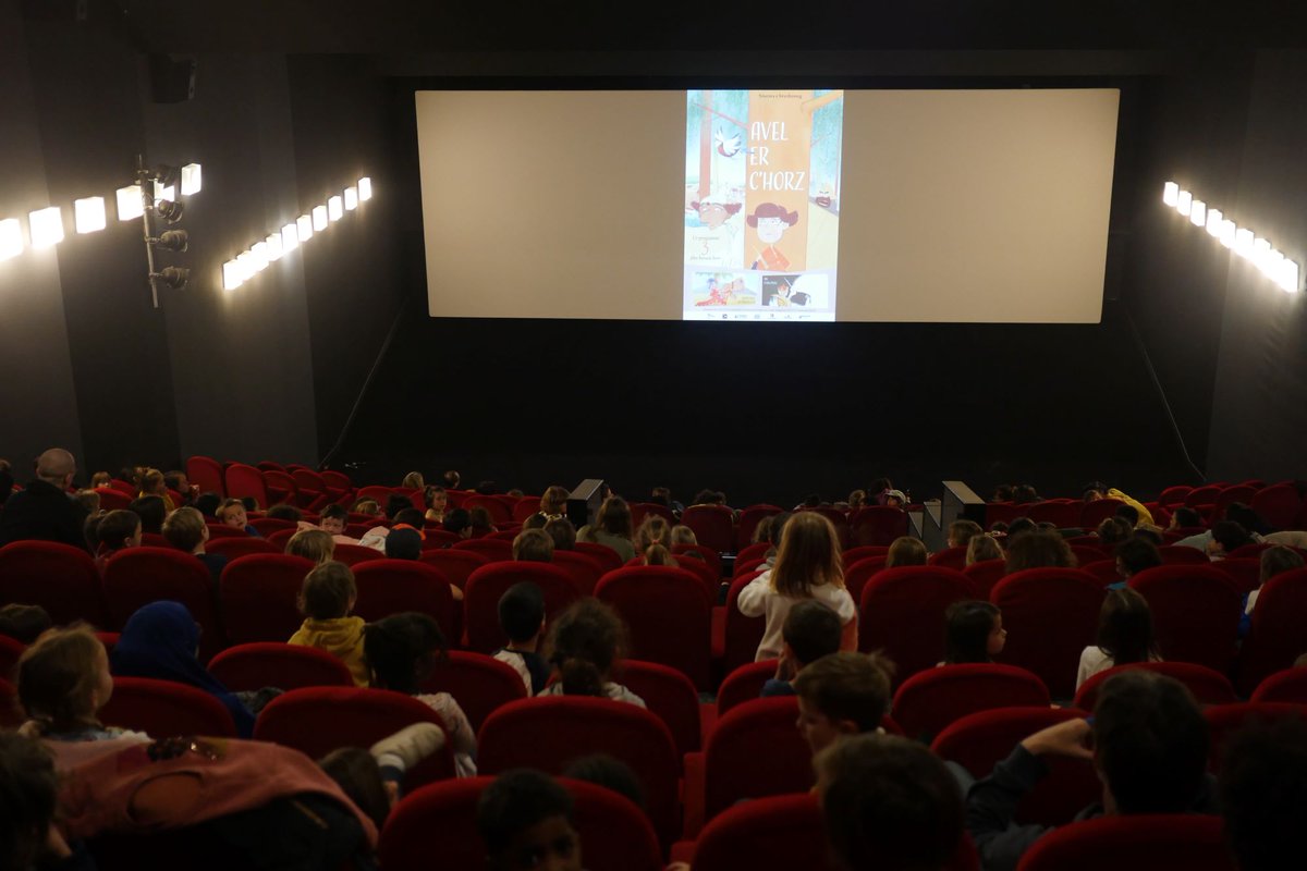 ACB_44's tweet photo. Les 15 et 16 avril, l'ACB44 proposait du cinéma en breton à 524 enfants à Nantes au @katorza avec @DaoulagadBreizh et @Dizale_bzh.
D'ar 15 ha d'ar 16 a viz Ebrel eo bet degemeret 524 skoliad er sinema @katorza gant @ACB_44  @DaoulagadBreizh ha @Dizale_bzh e Naoned @nantesfr https://t.co/NIOLXzXUxQ