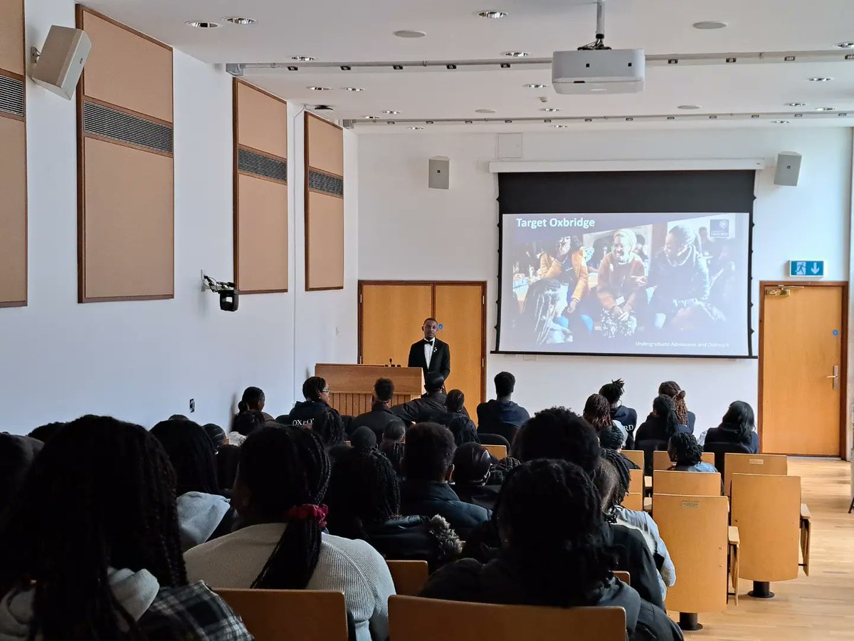 At Oxford, hosted by @ChCh_Access, Visiting Fellows @PeterBrathwaite and @FalsettoJohn inspired us by sharing their artistic practices and academic research. In other sessions, we explored the Weston Library, talked about Conservation at the Pitt Rivers Museum, and much more!