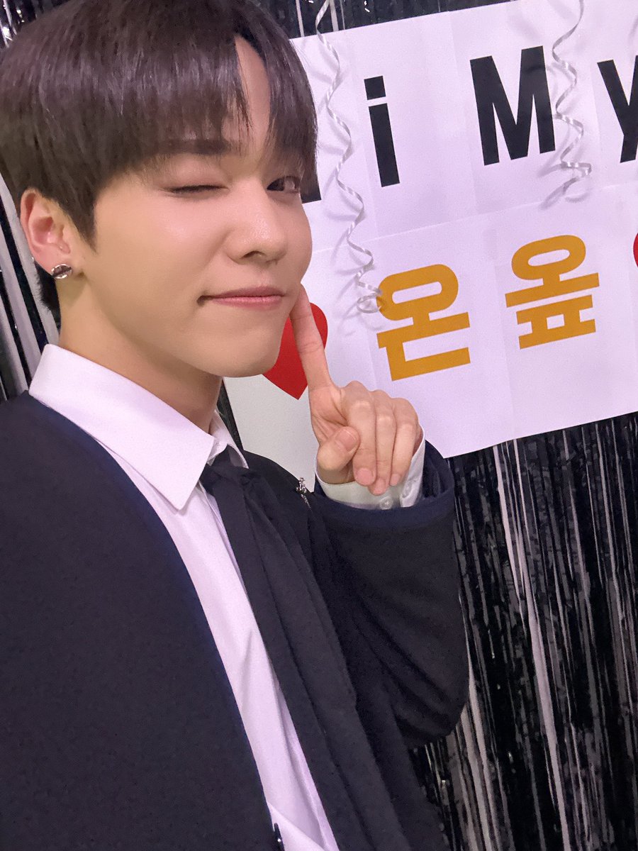 ONF_members's tweet photo. [#유 #U] 데뷔하고 두번째 1위를 받았어요🤩 진심으로 준비한 앨범,무대인만큼 이렇게 기쁜 상을 받게 되어서 영광이고 모두의 눈물이 앞으로 활동에 있어서 큰 힘이 될 것 같아요!! 사랑해 퓨즈!!!!!!💡❤️🧡💜🖤💚💙😈 https://t.co/olekNBczmc