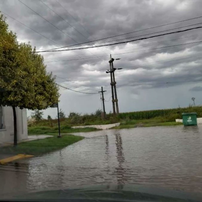 👷🏻‍♂️👷🏽‍♀️ DEFENDIENDO VILLA AMELIA

Estamos construyendo la defensa perimetral de esta localidad del departamento Rosario, que ante lluvias fuertes sufre anegamientos en su casco urbano.

La obra de defensa contempla un terraplén longitudinal con una extensión de 3000 metros lineales.