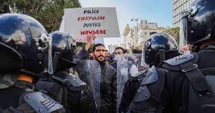 Trenta ong tunisine denunciano che le 'politiche dei governo di #Saied a gli ordini dell'Unione europea che chiede di esternalizzare le frontiere, delegando così l'intera gestione della sicurezza e della sorveglianza delle frontiere” violano costantemente i diritti umani.