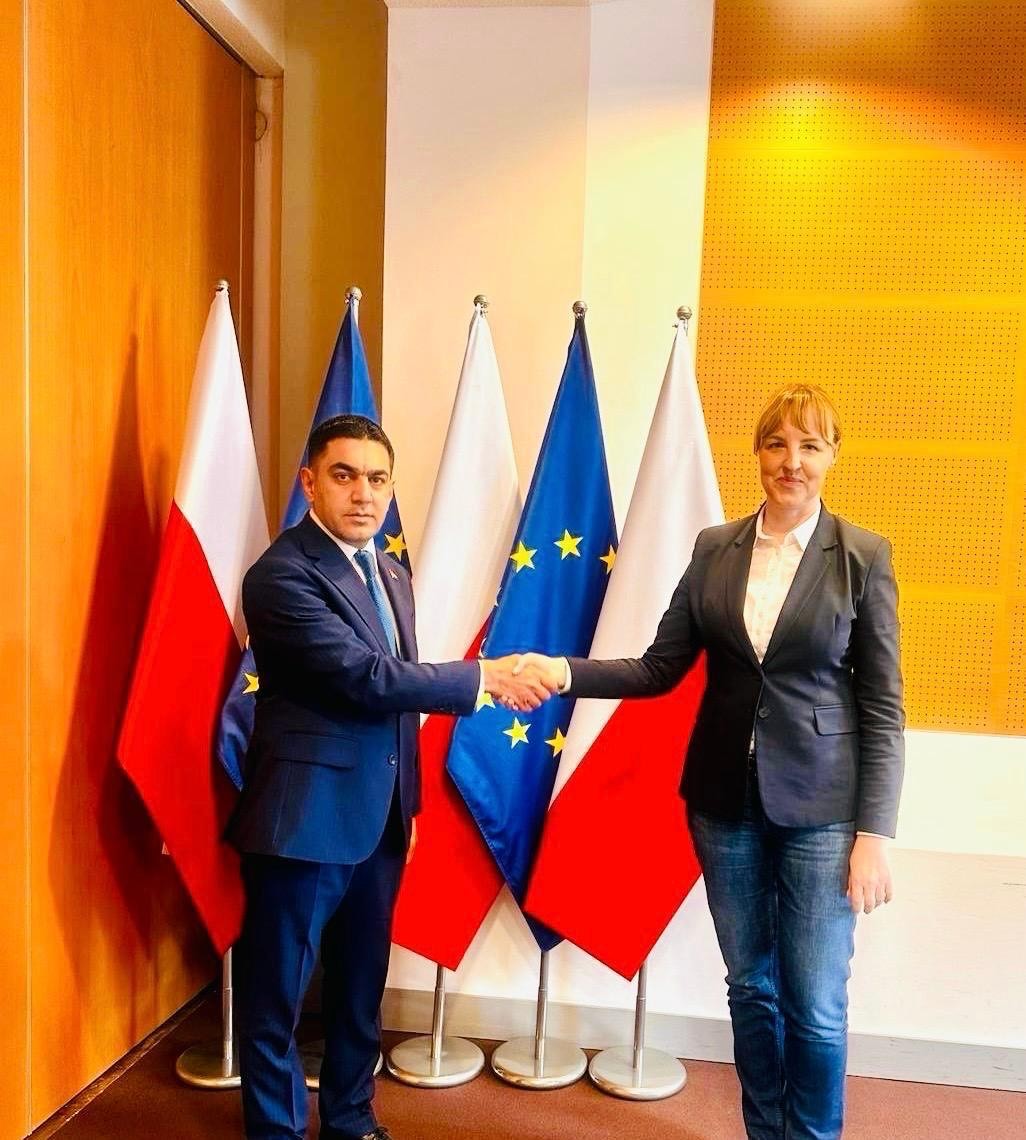 IraqinWarsaw's tweet photo. بحث تعزيز التعاون الثنائي بين العراق وبولندا في المجال الزراعي
https://t.co/hUWSP4atCJ https://t.co/FZEOazlc3g