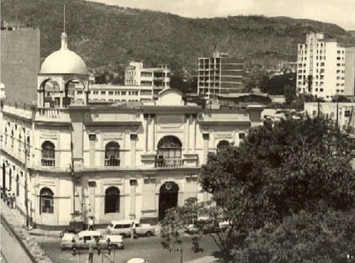 ekafig's tweet photo. Concejo Municipal de #Valencia 

El edificio que nunca debió ser derrumbado en la década de los 70. https://t.co/934k8fq7L5