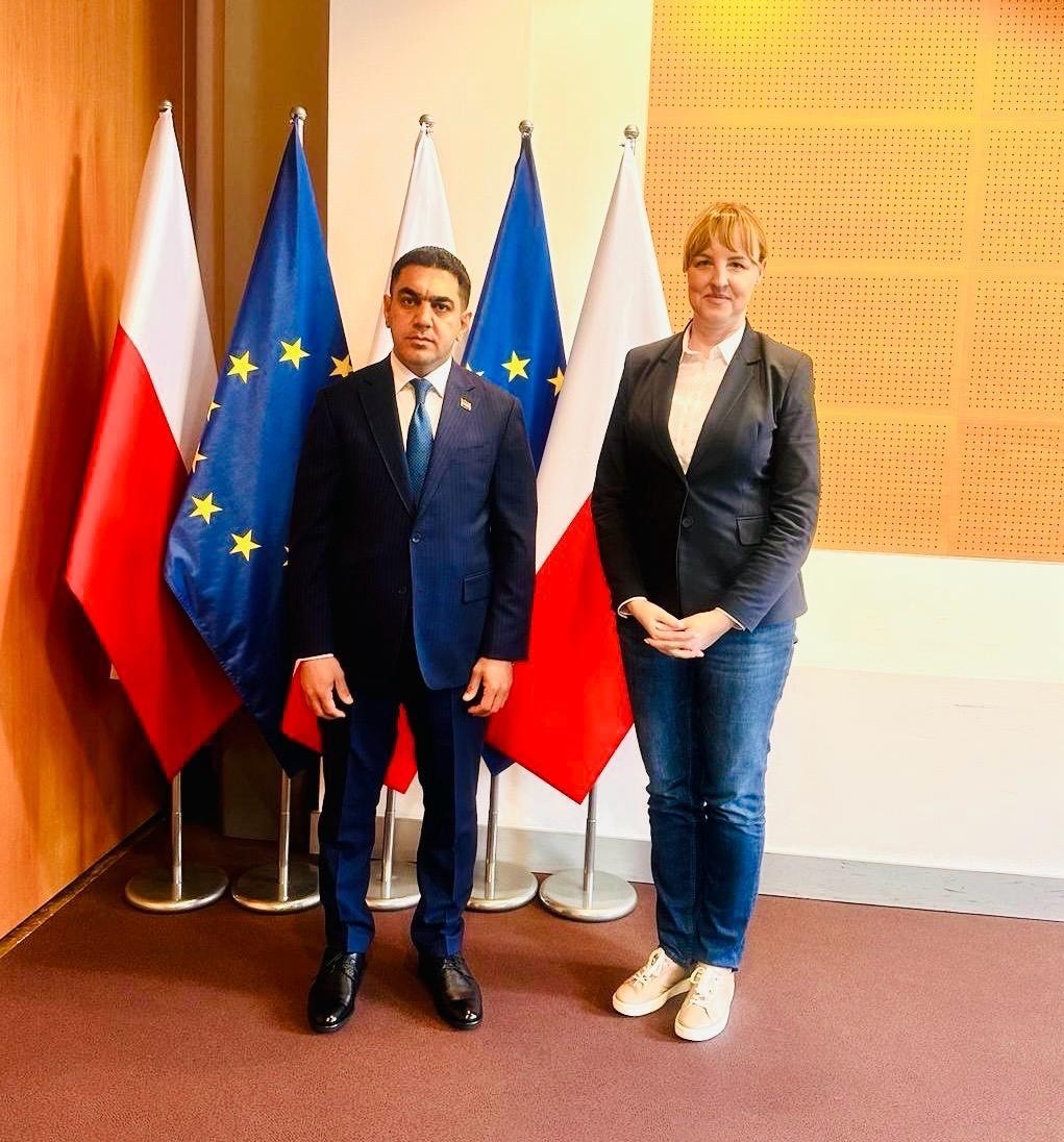 IraqinWarsaw's tweet photo. بحث تعزيز التعاون الثنائي بين العراق وبولندا في المجال الزراعي
https://t.co/hUWSP4atCJ https://t.co/FZEOazlc3g