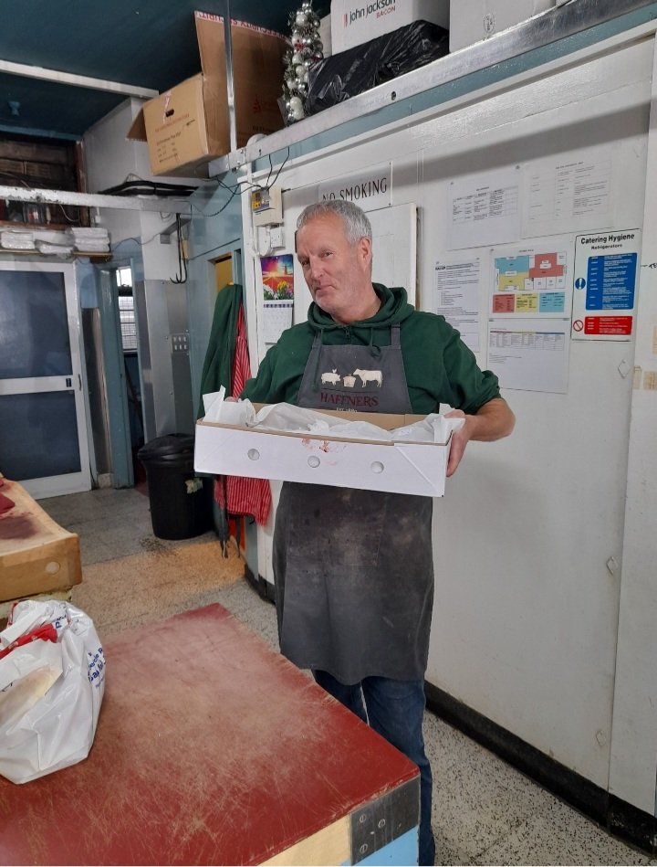 MrsHW's tweet image. #Servicewithasmile @HaffnersPies  with #topbutcher @BIGSLED3 and a delightful box of treats.  #steaknight coming up 🥰. Good to see you buddy . And he was well behaved 👍. @RuthRendell1 @Zobear @sylviacleaver @Onceamod1 @AF207