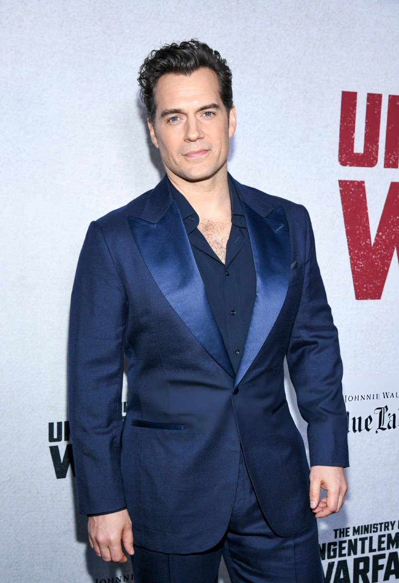 Deve ser difícil não poder chamar Henry Cavill de feio.
Henry Cavill durante a premiere de The Ministry of Ungentlemanly Warfare (New York, Abril de 2024)