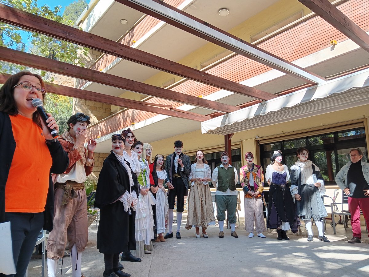 socialdiba's tweet photo. Al Centre #Respir #personesgrans, les persones acollides han gaudit de la representació teatral “Venècia Sottovoce” representada pels alumnes de 2n. d’interpretació de l'@institutteatre.

🎭#Teatre que uneix #generacions i enriqueix!

#SocialDiba https://t.co/QhhEzLg4pc