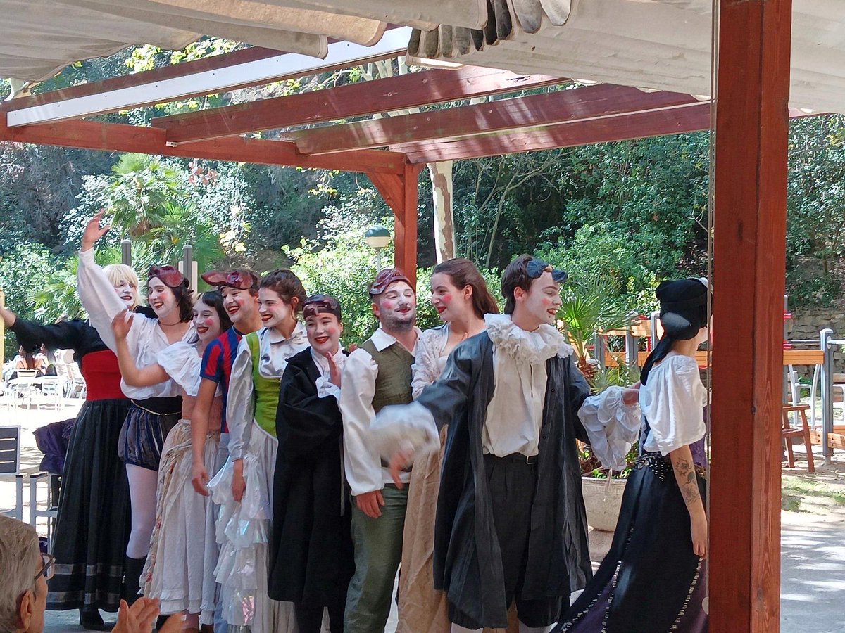 socialdiba's tweet photo. Al Centre #Respir #personesgrans, les persones acollides han gaudit de la representació teatral “Venècia Sottovoce” representada pels alumnes de 2n. d’interpretació de l'@institutteatre.

🎭#Teatre que uneix #generacions i enriqueix!

#SocialDiba https://t.co/QhhEzLg4pc