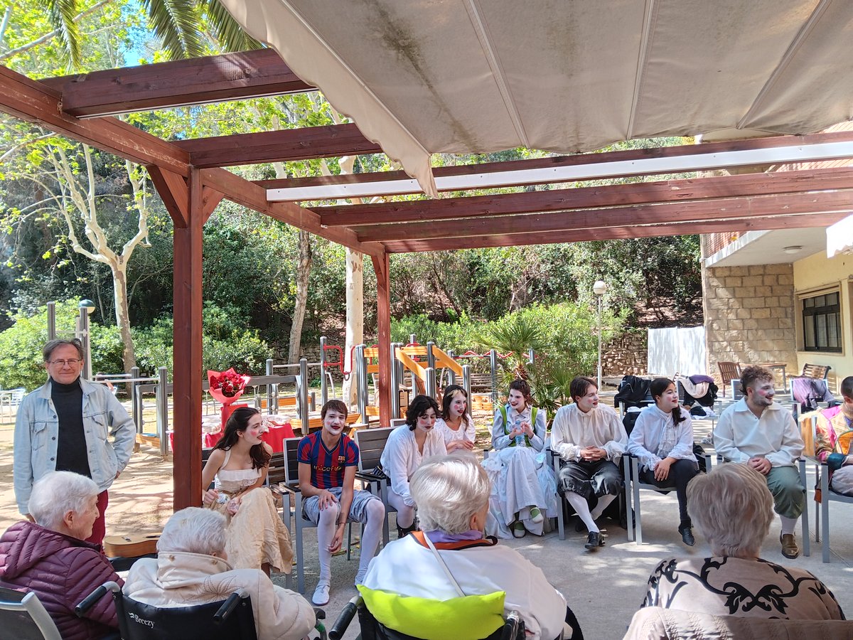 socialdiba's tweet photo. Al Centre #Respir #personesgrans, les persones acollides han gaudit de la representació teatral “Venècia Sottovoce” representada pels alumnes de 2n. d’interpretació de l'@institutteatre.

🎭#Teatre que uneix #generacions i enriqueix!

#SocialDiba https://t.co/QhhEzLg4pc