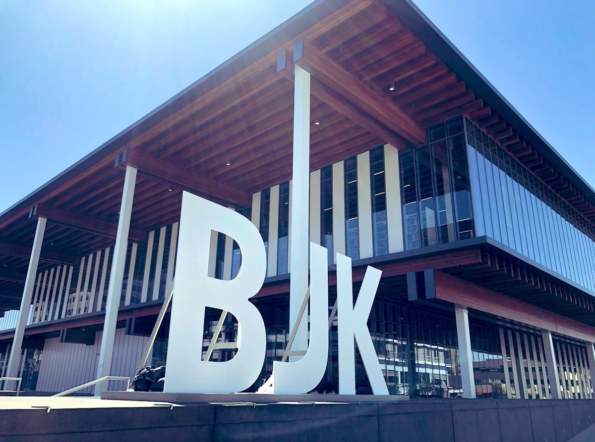 Libraries transform lives, and librarians make their power accessible to all. Thank you to the hardworking staff at the BJK Main Library in @LongBeachCity, the @LBCityLibrary system, and at libraries across the world, for their dedication. #NationalLibrarianDay