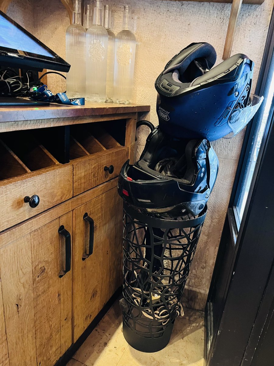 LCyclable's tweet image. Chaque mobilité occupe l’espace à sa façon. Voici un parking de casques moto à l’entrée d’une brasserie parisienne.

#casque