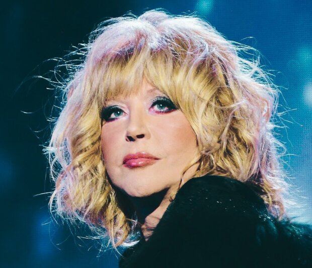 drozdov_svyat's tweet image. Сегодня у иконы отечественной музыки и непревзойденной энергии - Аллы Пугачевой - юбилей! В ее голосе и песнях мы находим отражение своих радостей, печалей и надежд. Поздравляю с 75-летием этот символ стойкости, таланта и непревзойденного вдохновения! 🎉🎤 #АллаПугачева #75лет