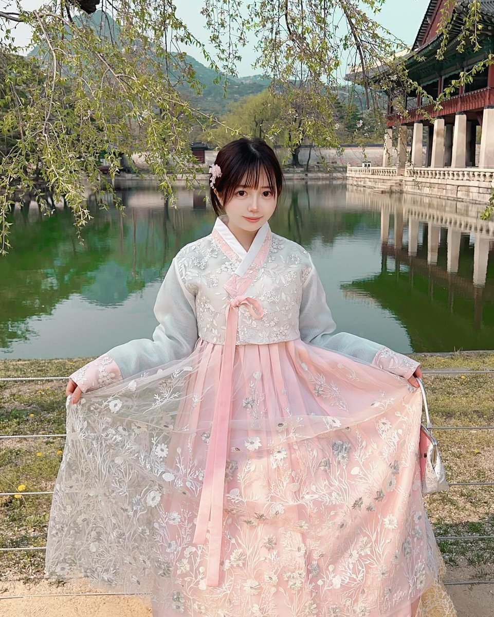 eclairnyan_cos's tweet photo. Annyonghaseyo~ 🌸
I came back from Korea 🇰🇷✨ I tried wearing ‘Hanbok’ \(//∇//)\ How do I look? 😳👉👈 

Come chat with me !❤️❤️ Going live in a bit! 💝🌟😍

https://t.co/duPBBwr2Xg

 Thank youuuuu 사랑해요🫰🏻🥰🥰
#hanbok #hanbokkorea #hanbokexperience #sakuratree https://t.co/hNFqsoq2un