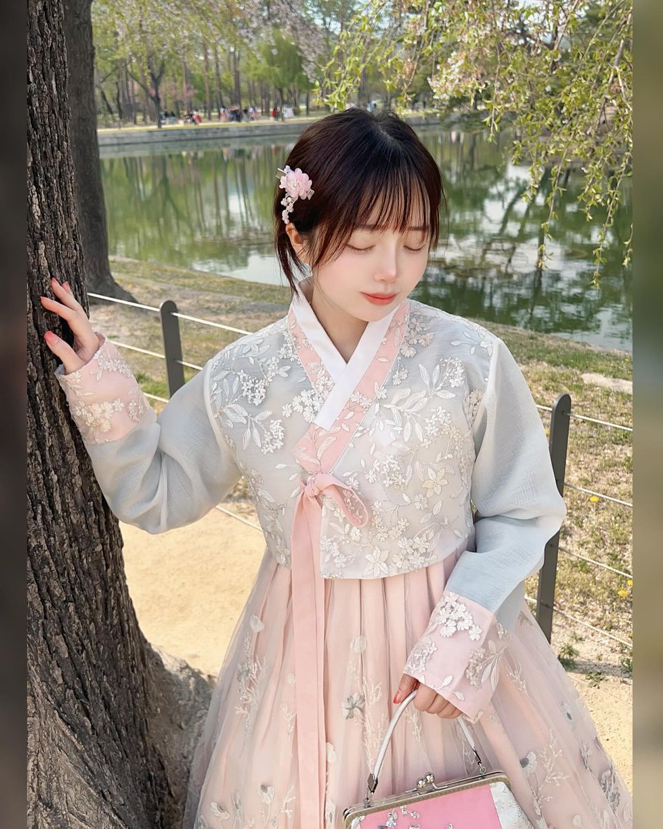 eclairnyan_cos's tweet photo. Annyonghaseyo~ 🌸
I came back from Korea 🇰🇷✨ I tried wearing ‘Hanbok’ \(//∇//)\ How do I look? 😳👉👈 

Come chat with me !❤️❤️ Going live in a bit! 💝🌟😍

https://t.co/duPBBwr2Xg

 Thank youuuuu 사랑해요🫰🏻🥰🥰
#hanbok #hanbokkorea #hanbokexperience #sakuratree https://t.co/hNFqsoq2un