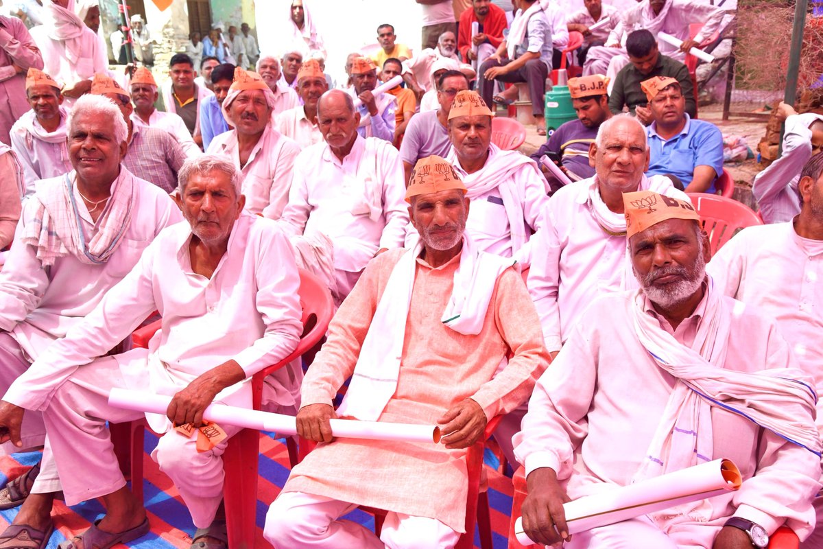 byadavbjp's tweet photo. अलवर है तैयार 
फिर एक बार मोदी सरकार 

आज किशनगढ़बास के अहीर बासना,  मुण्डावर में दरबारपुर, सुन्दर वाडी, भानोत, अजरका, अहीर भगोला, जाट भगोला, बासनी में अपने जनसम्पर्क कार्यक्रम के अंतर्गत अलवर की देवतुल्य जनता से मिला। 

चारों और मोदी लहर है क्यूंकि भारत विकसित राष्ट्र बनने के लिए अब संकल्पित हो चुका है।