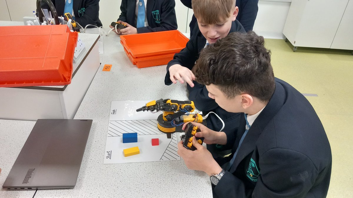 Today marks the concluding session for Year 9 Maths Tutoring students at @UCLan. This morning's focus: robotics! Students delved into the world of robots, exploring their functions and the valuable roles they can fulfill. 🤖📚 #STEMeducation #YourFutureIsWaiting