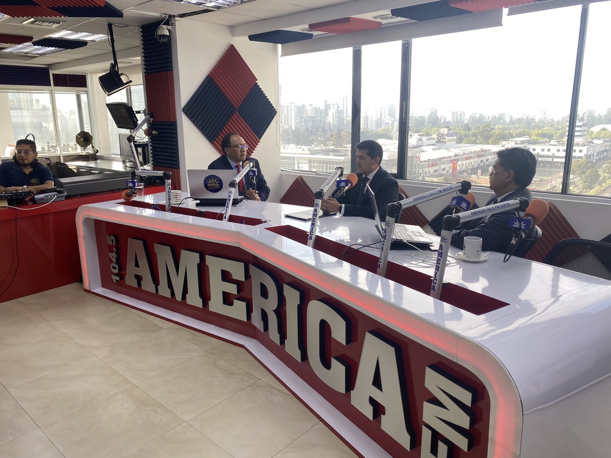 ECU911_'s tweet photo. Siga la entrevista del Director General del #ECU911 @BolivarTelloA, en este espacio brindará información sobre el operativo de seguridad que se realizará a escala nacional por el #ReferéndumYConsulta2024.

Enlace en vivo: https://t.co/d6XWTRiBBx https://t.co/wkoOShN9Zr