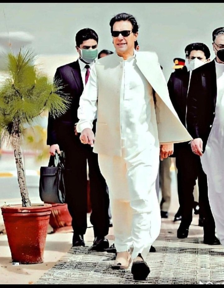 سنا تھا کہ
شیر کی ایک دن کی زندگی گیدڑ کی سو سالہ زندگی سے بہتر ہے 
اب دیکھ بھی لیا عمران خان تیرے جانثار بیشمار بیشمار الحمداللہ