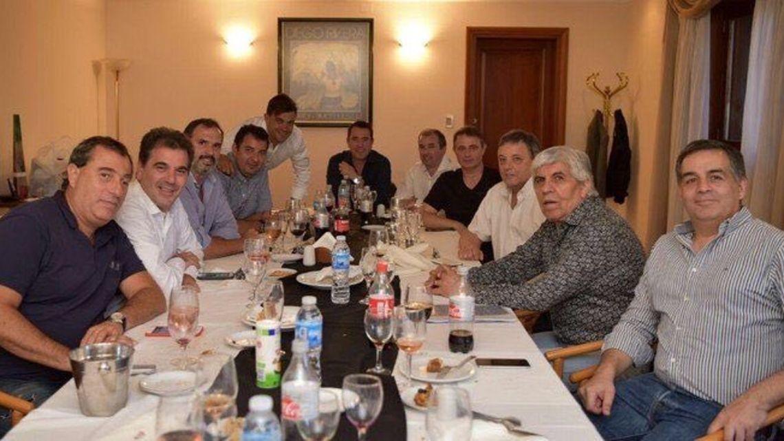 Tévez se tiene que ir, pero ustedes, grupo champagne también ratas.
Son lo peor de independiente.
Son el cáncer del club.
Son la mugre que está enquistada abajo de la alfombra hace 30 años.

SEOANE
DAMIANI
SIACCALUGA
MONTAÑA
SAENZ RICO
RITONDO
FABIO FERNANDEZ
GUSTAVO LEMA